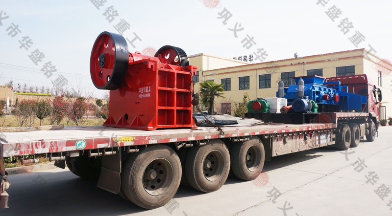 大型液壓對(duì)輥破碎機(jī)生產(chǎn)線(xiàn)發(fā)往西藏