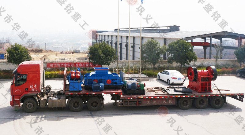 大型液壓對(duì)輥破碎機(jī)生產(chǎn)線(xiàn)發(fā)往西藏