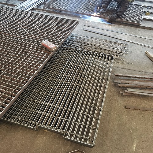 異形鋼格板鋼格柵提升港口運(yùn)輸?shù)陌踩? /> 
</p>
1.
<h2>
	<strong><a href=