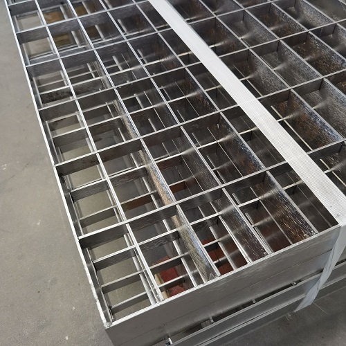 污水處理廠鋼格柵的特點(diǎn)與優(yōu)勢