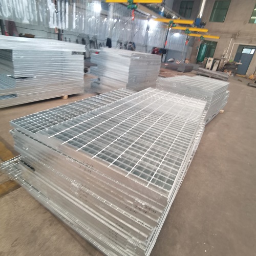 污水處理廠鋼格板如何選？防滑耐腐是關(guān)鍵！