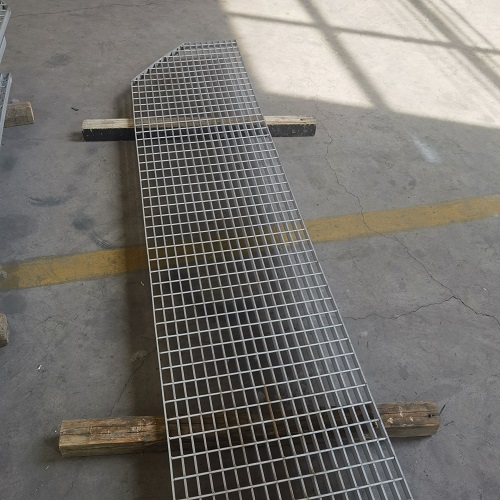 地鐵站臺鋼格板防滑處理：避免雨天事故！