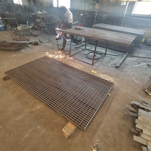 地鐵站臺鋼格板防滑處理：避免雨天事故！