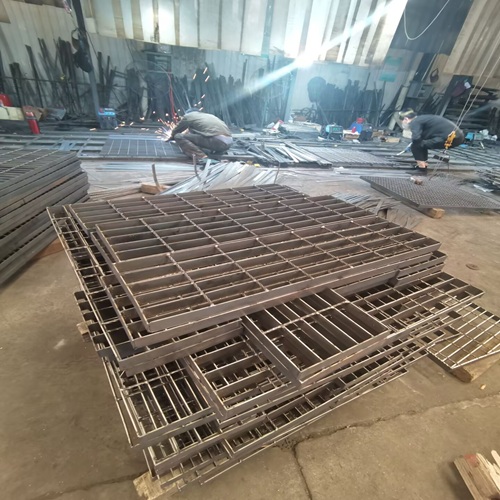 化工廠鋼格柵系統(tǒng)：腐蝕防護(hù)的終極解決方案