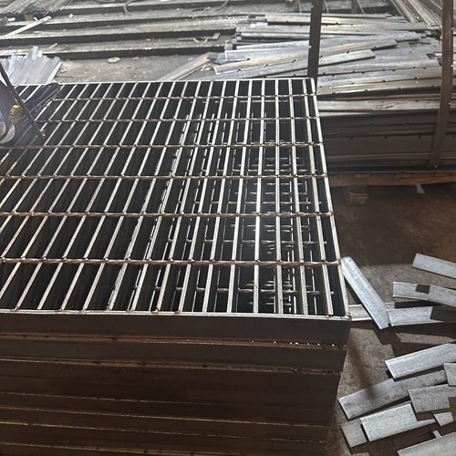 養(yǎng)殖場(chǎng)用鋼格板易清潔防腐蝕養(yǎng)殖戶(hù)都在選